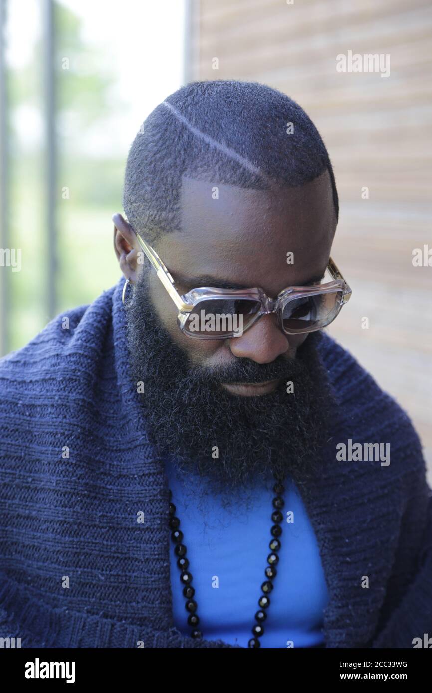 Gli uomini portano con gli occhiali Foto Stock