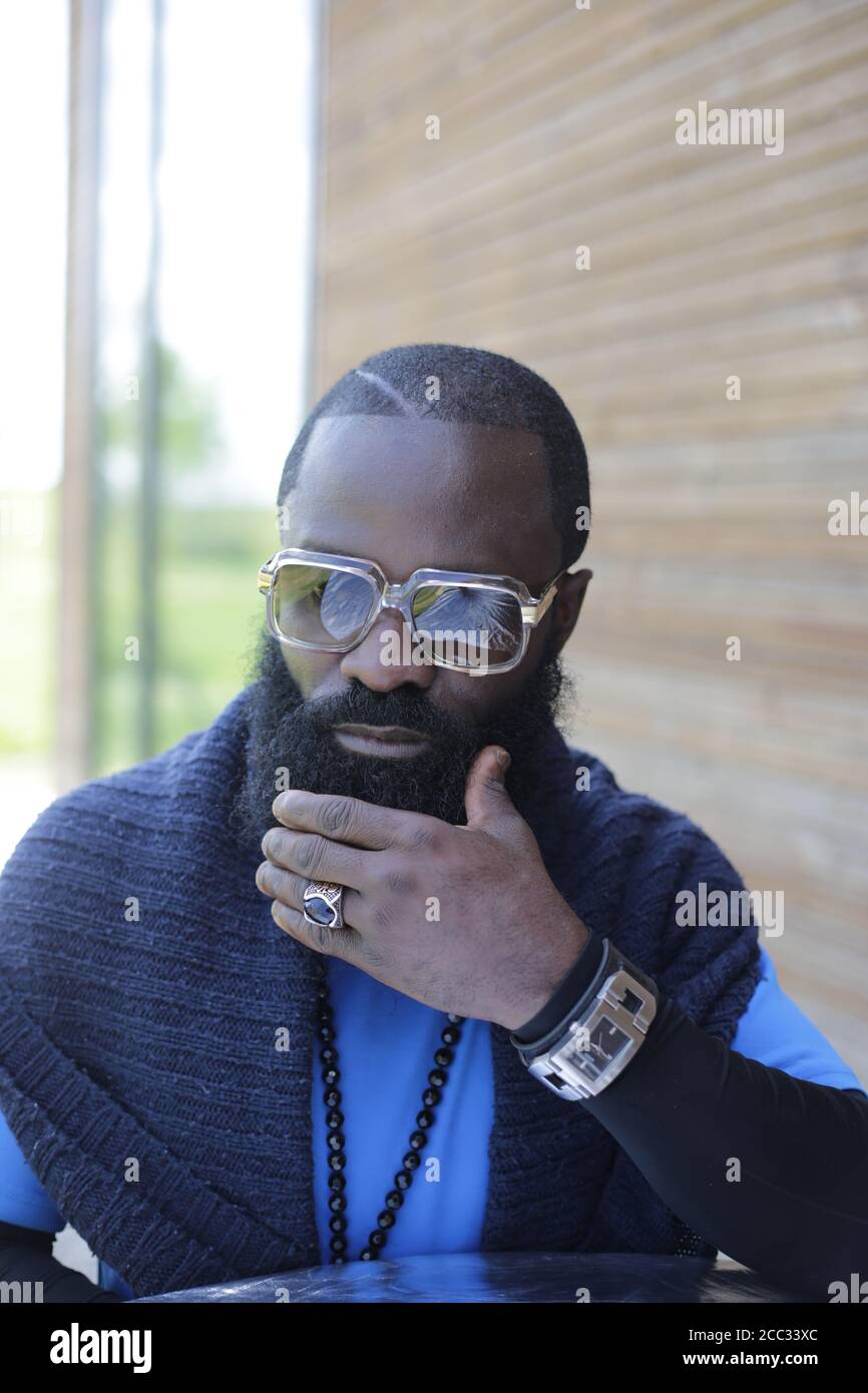 Gli uomini portano con gli occhiali Foto Stock