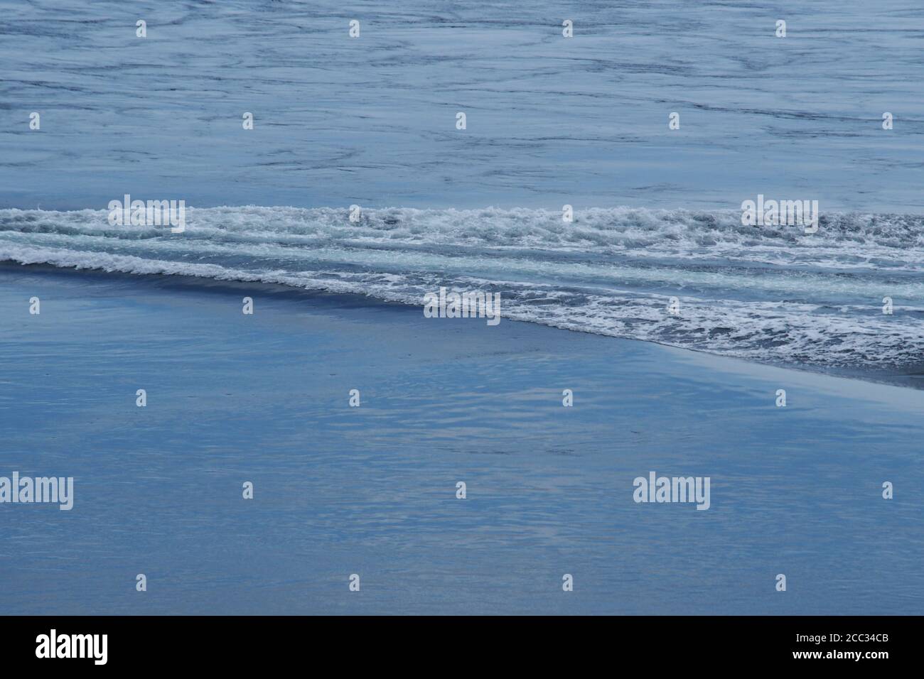 Un'immagine delle onde di prua nel diritto del mare dopo un piccolo motoscafo da turismo è passato Foto Stock