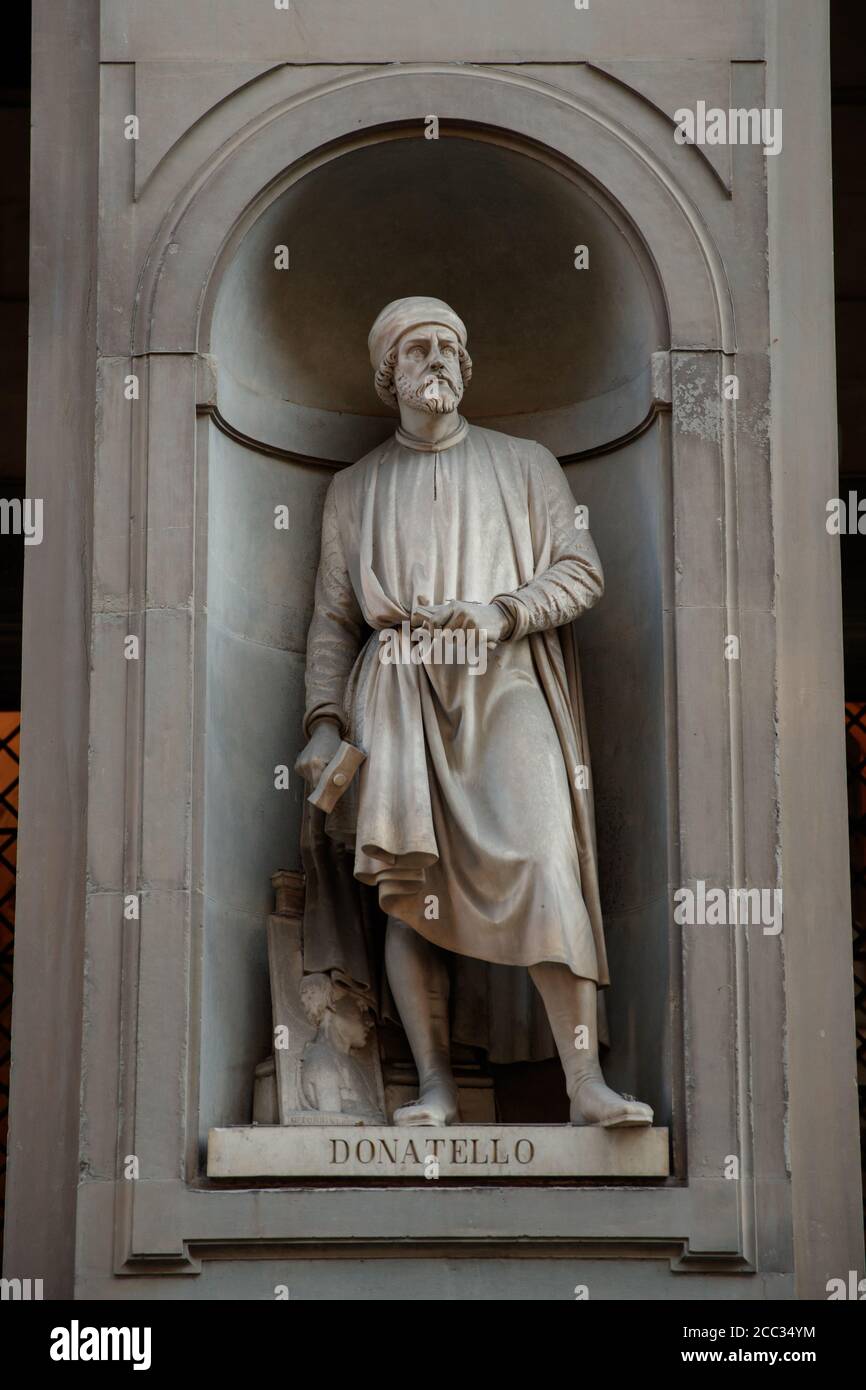 Statua di Donatello sulla facciata della Galleria degli Uffizi Piazzale degli Uffizi Foto Stock