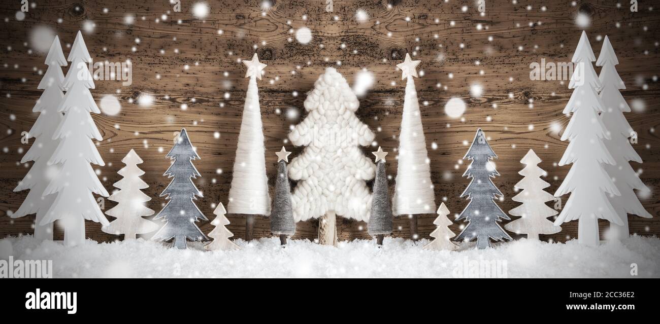 Banner, alberi di Natale, neve, sfondo marrone vintage, fiocchi di neve Foto Stock
