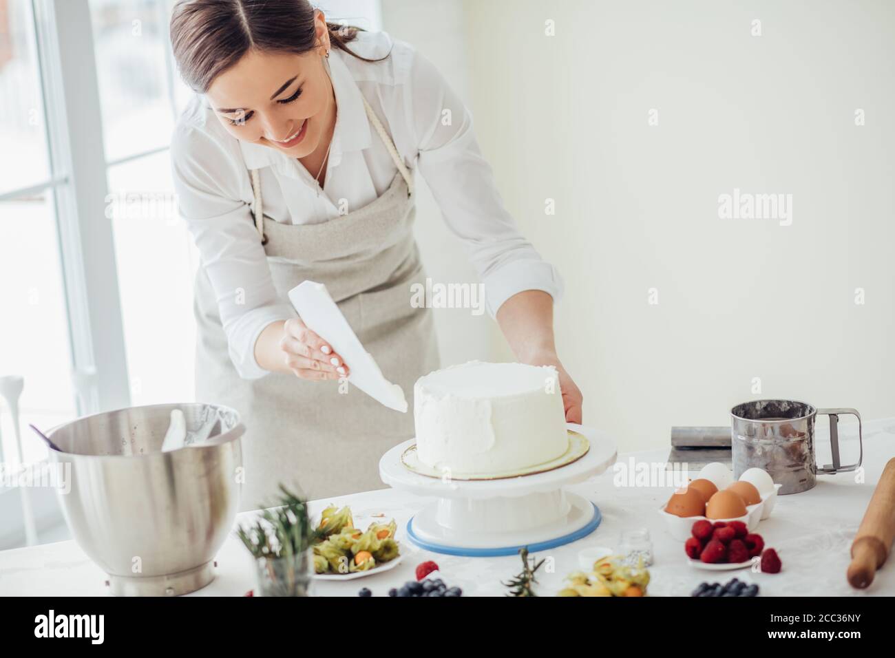 happy girl ama lisciare la torta fatta in casa. primo piano foto Foto Stock