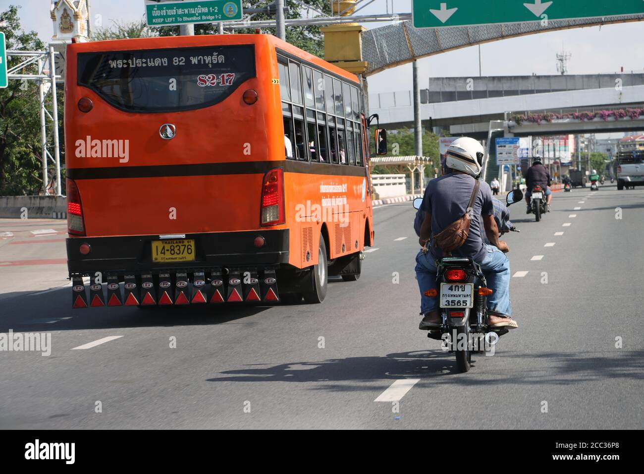 SAMUT PRAKAN, THAILANDIA, 03 2020 GIUGNO, UNA moto va in giro per una città autobus sulla strada. Foto Stock