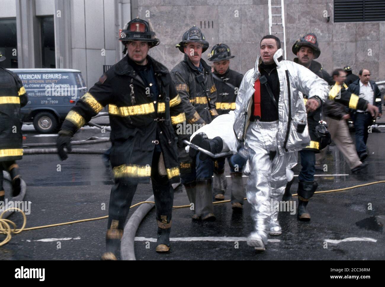 Incendio/terrorismo del World Trade Center 26 febbraio 1993. Vittima di soccorso da parte del personale di emergenza. (© Frances M. Roberts) Foto Stock