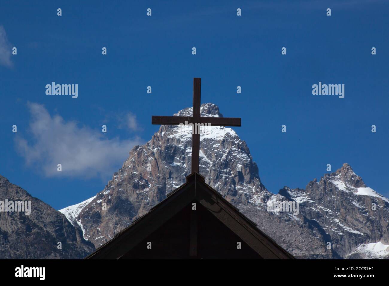 Croce con montagne e neve Foto Stock