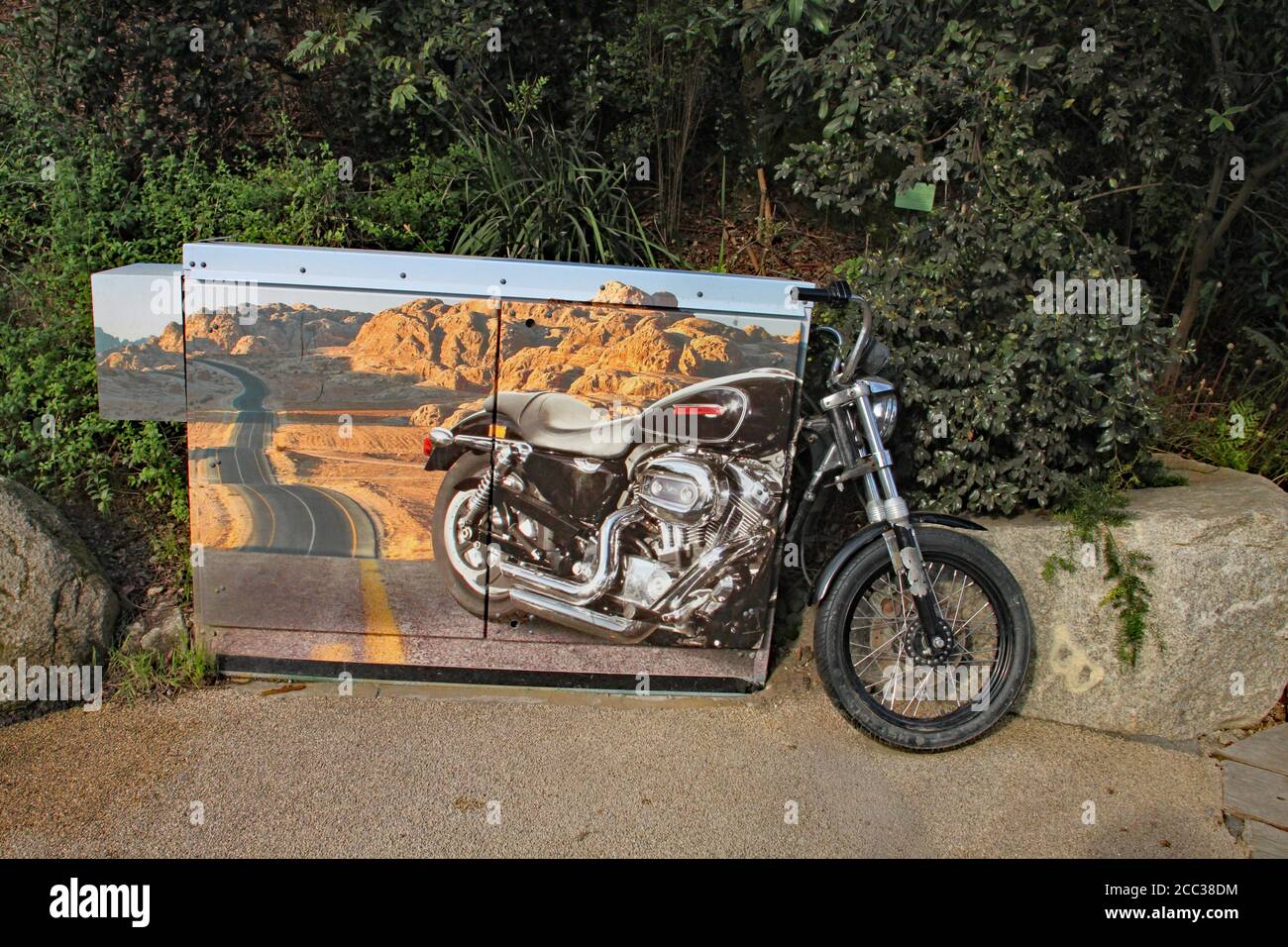 Un vero e proprio ciclo motociclistico e una fotografia di un motociclo si uniscono per formare un unico pezzo d'arte all'Eden Project in Cornovaglia, Inghilterra Foto Stock