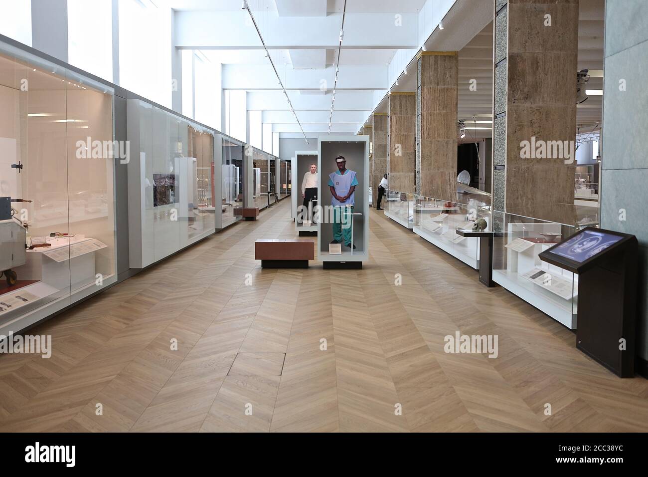 Con tremila oggetti e che coprono un'area equivalente a 1,500 letti ospedalieri, Medicine: La Wellcome Galleries è la magnifica nuova casa per le più significative collezioni mediche del mondo. Presentando straordinari manufatti medici provenienti dalle collezioni di Henry Wellcome e del Science Museum Group, tra cui il primo scanner al mondo per RM, lo stampo di penicillina di Fleming, il braccio protesico di un pianista professionista e persino le attrezzature per la chirurgia robotica, le gallerie esplorano il nostro rapporto con la medicina e la salute attraverso più di 500 anni di storia. Foto Stock