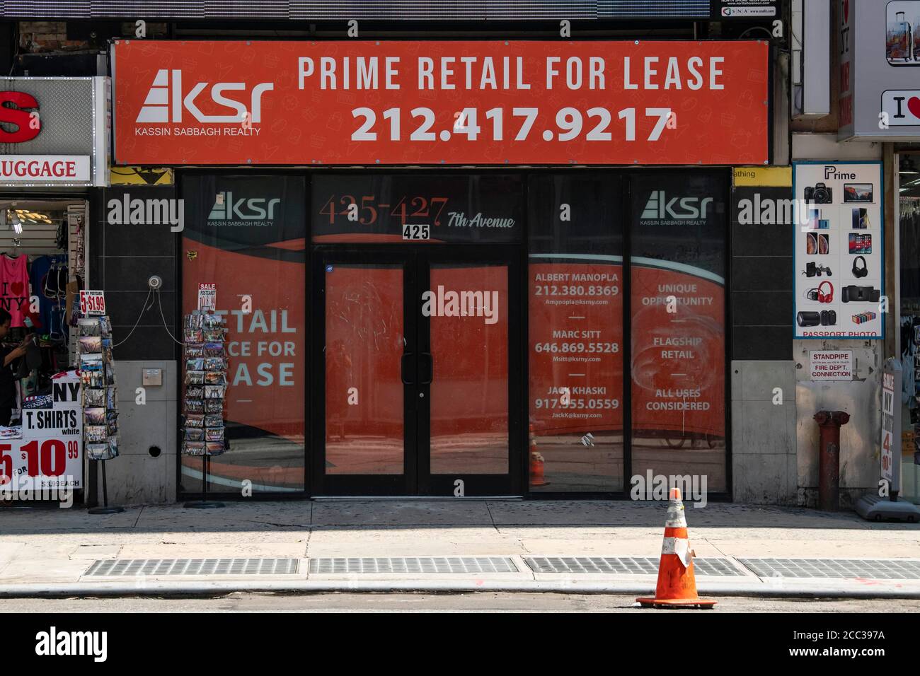 17 agosto 2020: Vista generale di un negozio chiuso di fronte sulla 7th Avenue a Manhattan, New York. Credito obbligatorio: Kostas Lymperopoulos/CSM Foto Stock
