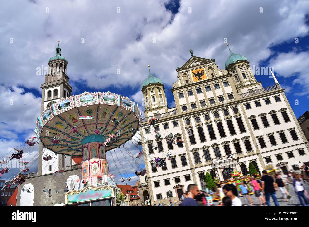 Giostra a catena sulla piazza del municipio di Augusta di fronte al municipio e alla torre Perlach, Augusta, Svevia, Baviera, Germania, Europa Foto Stock