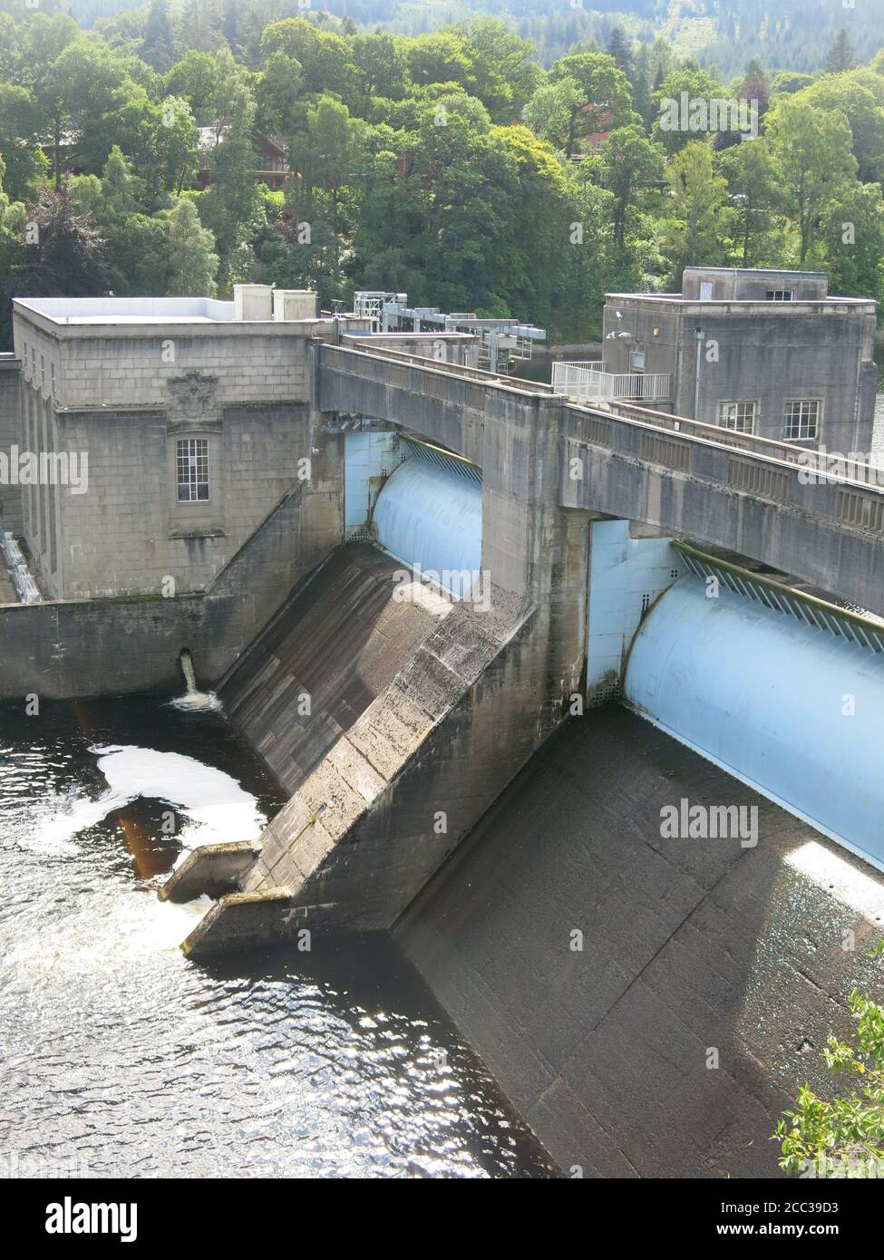 Pitlochry Dam è un impressionante pezzo di ingegneria, una delle stazioni idro nel Tummel Valley Scheme per creare idroelettricità per la Scozia. Foto Stock