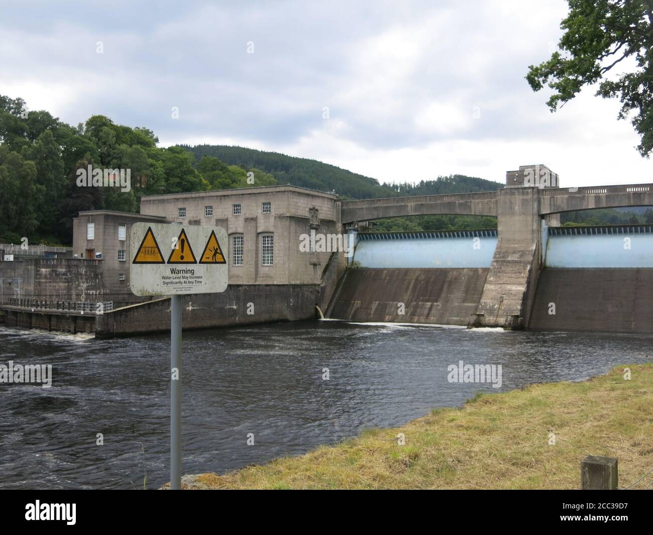 Pitlochry Dam è un impressionante pezzo di ingegneria, una delle stazioni idro nel Tummel Valley Scheme per creare idroelettricità per la Scozia. Foto Stock