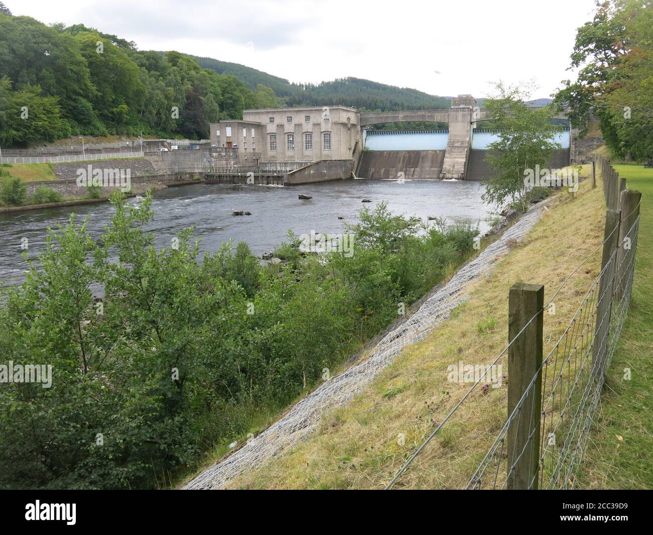 Pitlochry Dam è un impressionante pezzo di ingegneria, una delle stazioni idro nel Tummel Valley Scheme per creare idroelettricità per la Scozia. Foto Stock