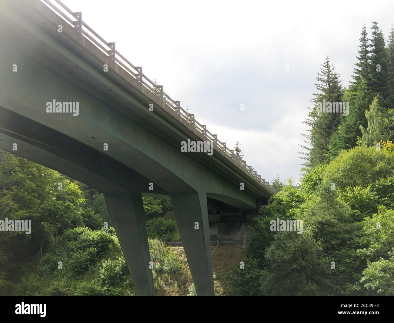 Camminando attraverso il ponte pedonale Clunie si può guardare sotto la struttura del ponte A9 Coronation Bridge che bypassa Pitclochry. Foto Stock