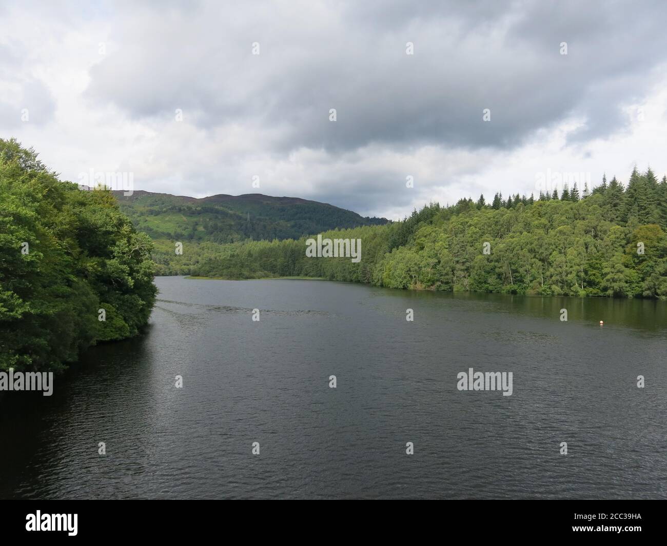 Vista lungo il fiume Tummel verso le montagne boscose in lontananza; Pitlochry, Perthshire, agosto 2020 Foto Stock