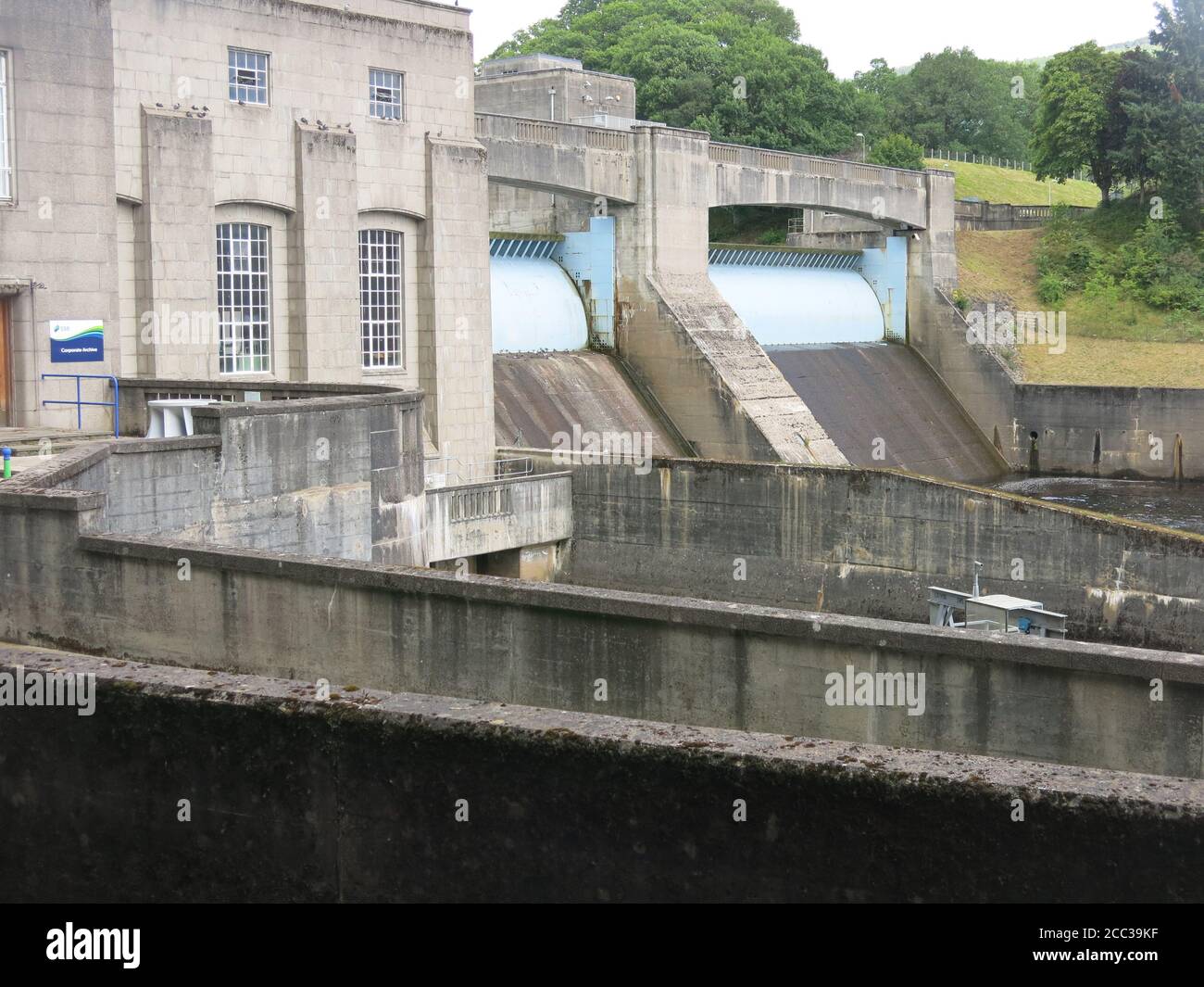 Pitlochry Dam è un impressionante pezzo di ingegneria, una delle stazioni idro nel Tummel Valley Scheme per creare idroelettricità per la Scozia. Foto Stock