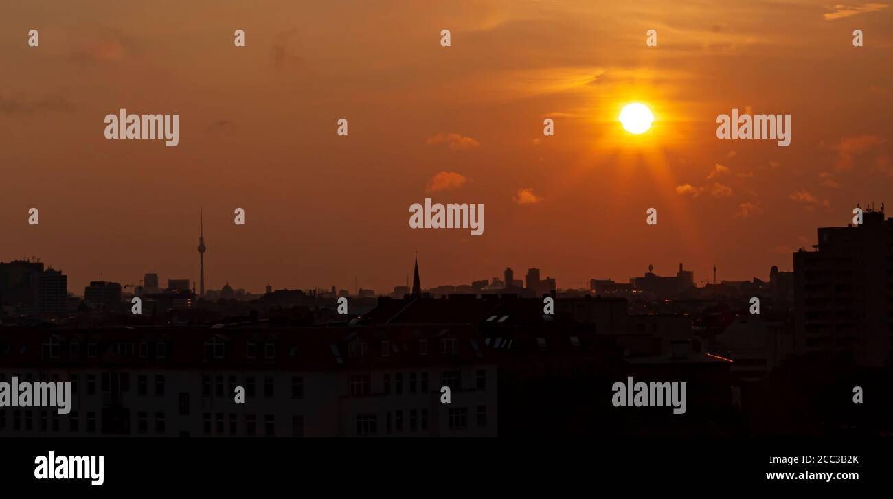 Una vista panoramica al tramonto e all'alba dello skyline di Berlino caratterizzata da silhouette di punti di riferimento, tra cui grattacieli e la famosa torre televisiva Fernsehturm Foto Stock