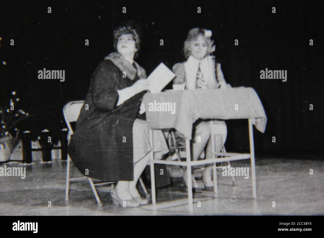 Bella fotografia in bianco e nero degli anni '70 di una produzione di palcoscenico di due attrici femminili. Foto Stock