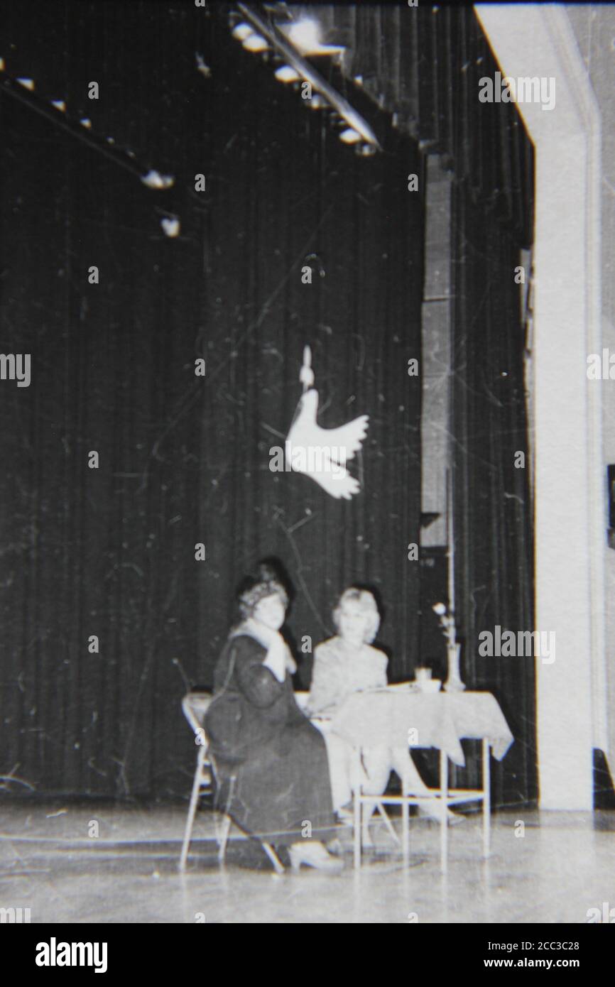 Bella fotografia in bianco e nero degli anni '70 di una produzione di palcoscenico di due attrici femminili. Foto Stock