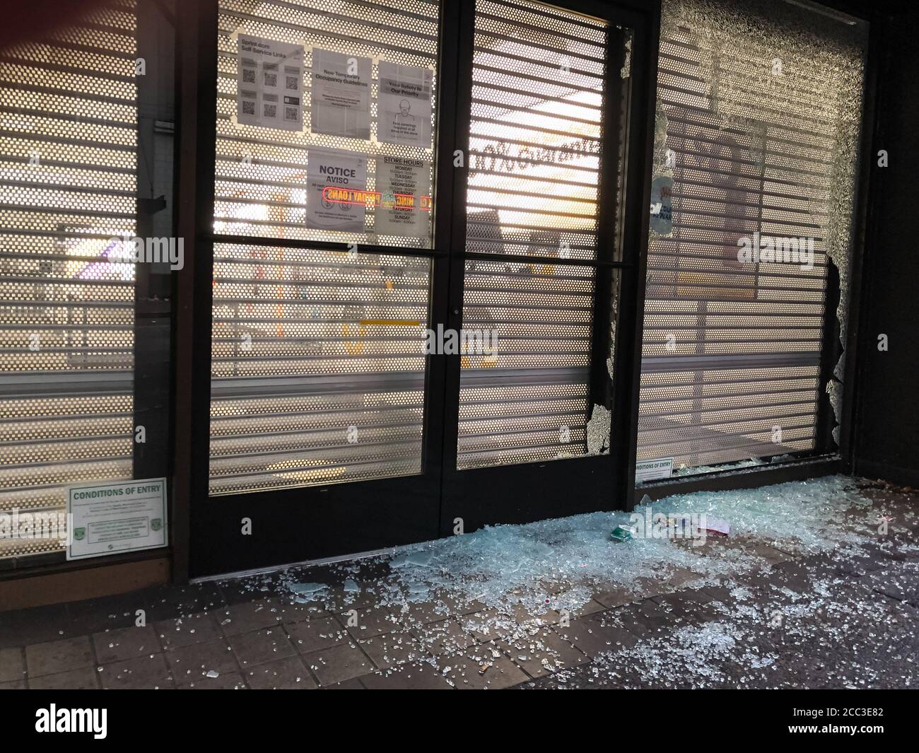 Seattle, USA – 31 maggio 2020: Al mattino presto saccheggia danni a un negozio di telefoni Sprint nel centro di westlake dopo le rivolte e saccheggi durante la messa Foto Stock