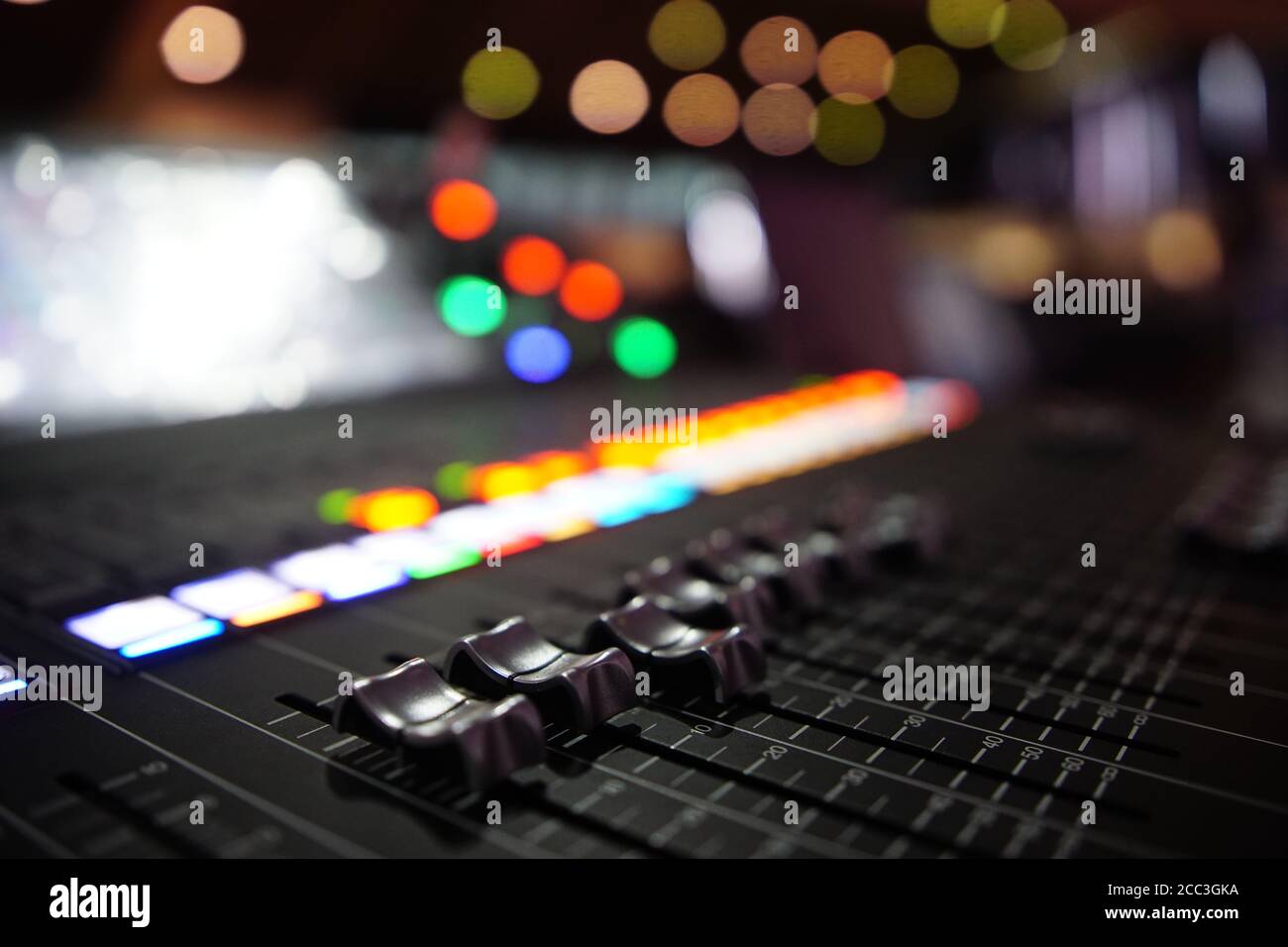 Mixer audio nero con pulsanti a scorrimento. Sfondo bokeh Foto Stock
