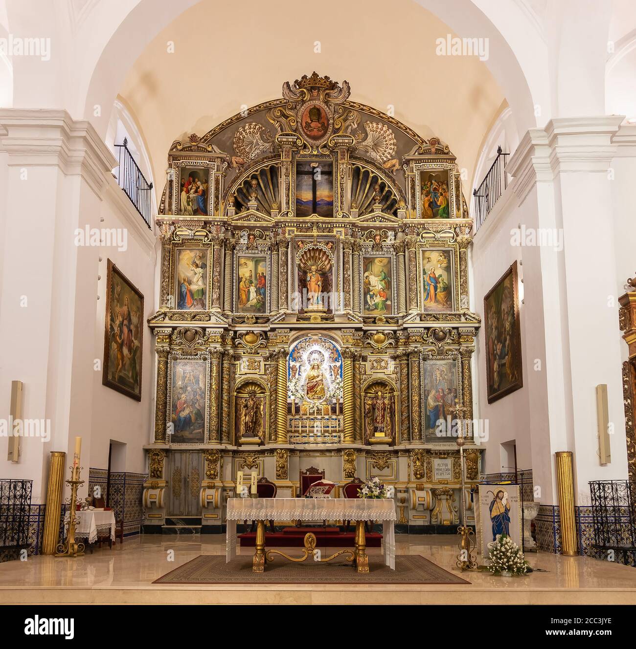 Huelva, Spagna - 17 agosto 2020: Altare maggiore della Parrocchia di nostra Signora del Rest (Parroquia de Nuestra Senora del Reposo) a Valverde del Camino, Huelva pro Foto Stock