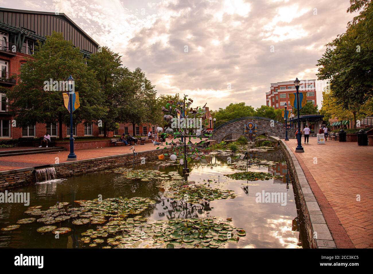 Frederick, MD, USA 08/14/2020: Una vista pomeridiana del Carroll Creek Park, nel centro di Frederick. Un ruscello scorre attraverso strade acciottolate dove la gente Foto Stock