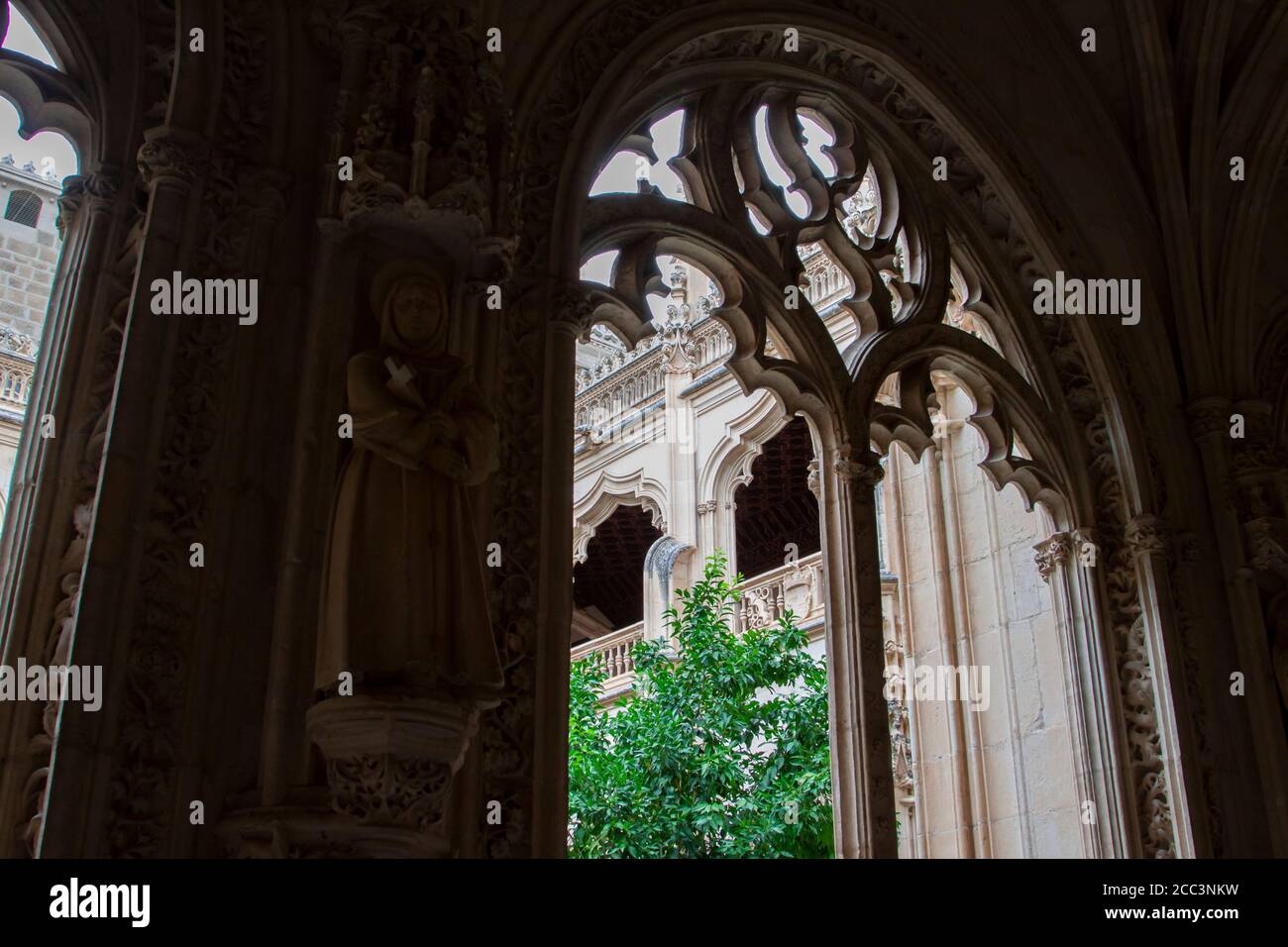 Toledo, Spagna - Agosto 2020: Chiostro all'interno del Monastero di San Juan de los Reyes nella città vecchia di Toledo, patrimonio mondiale dell'UNESCO Foto Stock