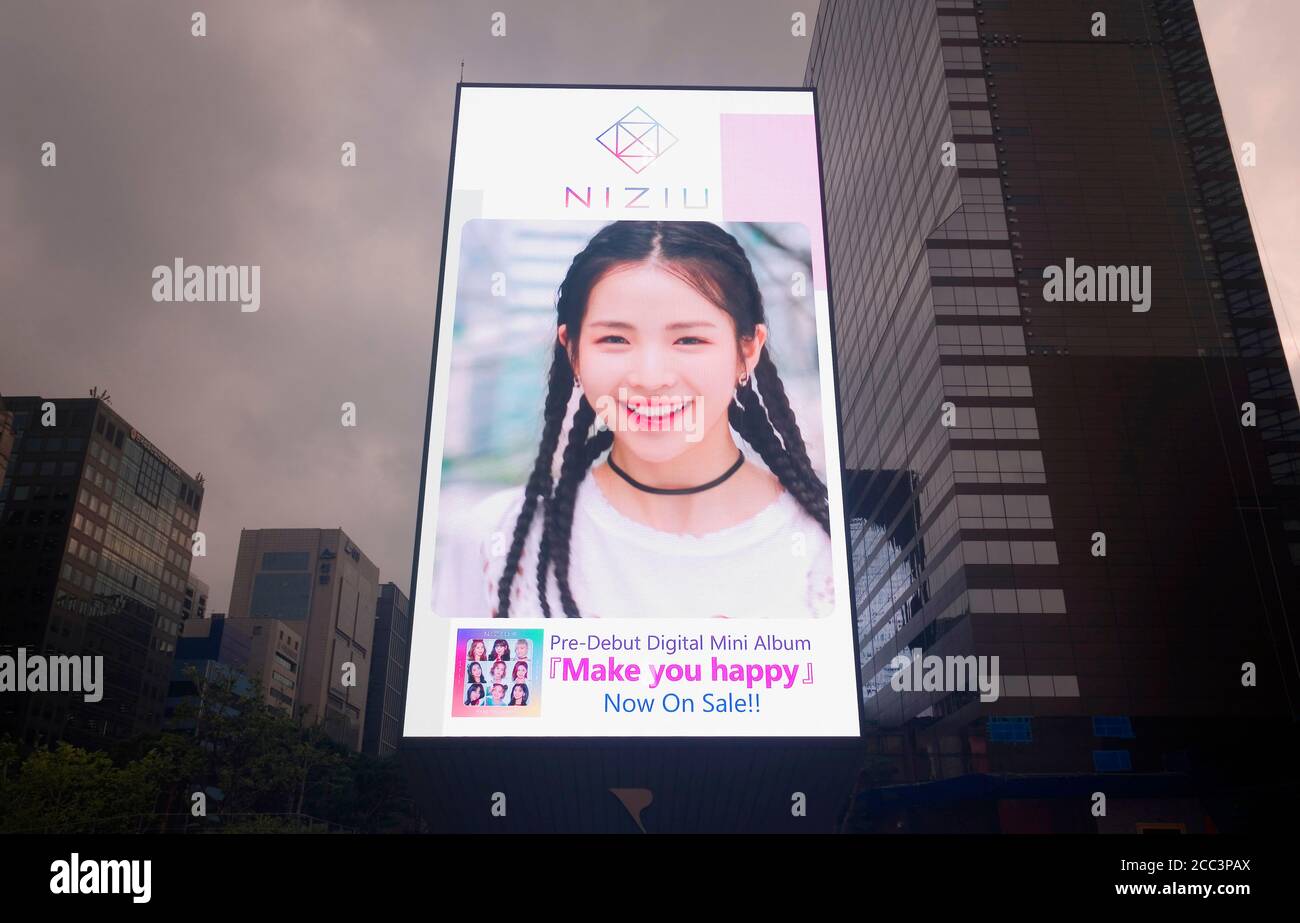 NiziU, 14 agosto 2020 : UN video teaser musicale per la canzone 'Make You Happy' del gruppo giapponese NiziU è visto in streaming su uno schermo di grandi dimensioni per promuovere la musica nel centro di Seoul, Corea del Sud. NiziU ha rilasciato il suo EP digitale pre-debutterno 'Make You Happy' il 30 giugno in Giappone e il 1 luglio a livello internazionale. La canzone 'Make You Happy' ha messo in vetrina le classifiche musicali giapponesi sin dalla sua uscita. JYP Entertainment della Corea del Sud ha collaborato con Sony Music Entertainment Japan per lanciare NiziU. Il gruppo di ragazze formato da JYP Entertainment a Seoul farà il suo debutto ufficiale a novembre. (Foto di Lee Jae- Foto Stock