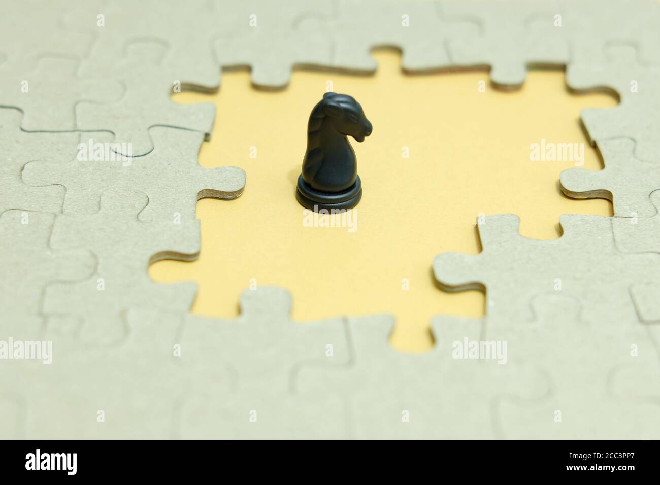 Foto concettuale della strategia aziendale - cavaliere in piedi davanti di puzzle pezzo puzzle Foto Stock