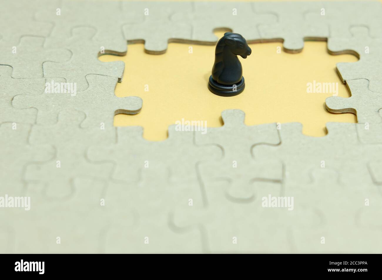 Foto concettuale della strategia aziendale - cavaliere in piedi davanti di puzzle pezzo puzzle Foto Stock