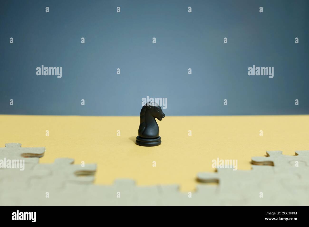 Foto concettuale della strategia aziendale - cavaliere in piedi davanti di puzzle pezzo puzzle Foto Stock