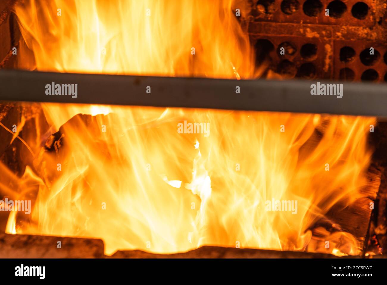 Torrefazione castagne grigliate sul barbecue con fiamme, fuoco e carbone.  In casa le caldarroste sono preparati in griglia per il Barbecue Camino  Foto stock - Alamy