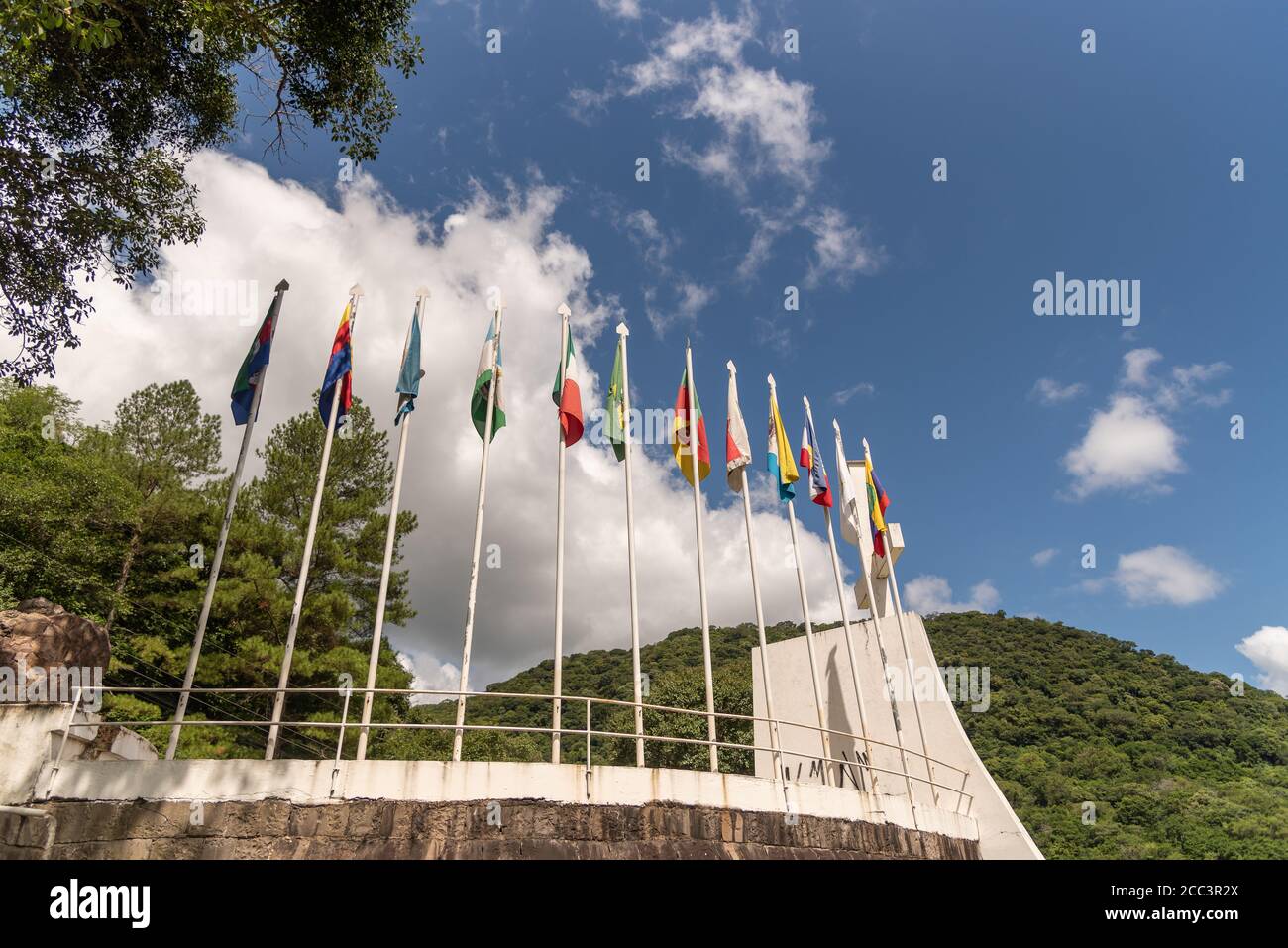 Bandiere del Monumento all'immigrato italiano, eretto in onore del centenario della colonizzazione italiana nella regione, iniziò nel 1877, nella città Foto Stock