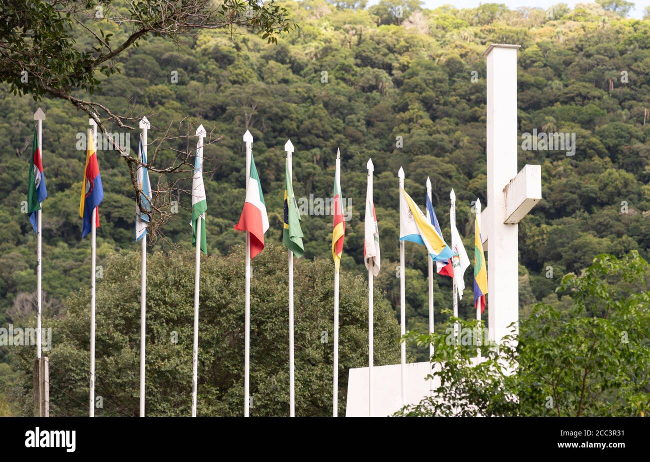 Bandiere del Monumento all'immigrato italiano, eretto in onore del centenario della colonizzazione italiana nella regione, iniziò nel 1877, nella città Foto Stock