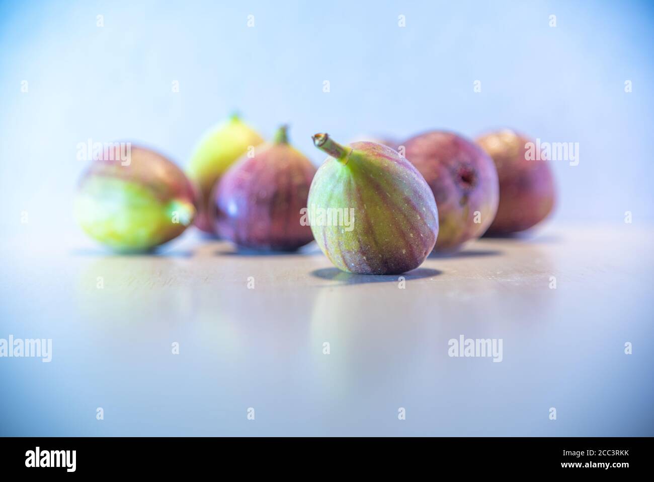 Fichi freschi. Pur essendo nota come frutta, è infatti un'infutescenza, cioè un insieme chiamato siconio, che contiene il vero frutto chiamato achene. Foto Stock