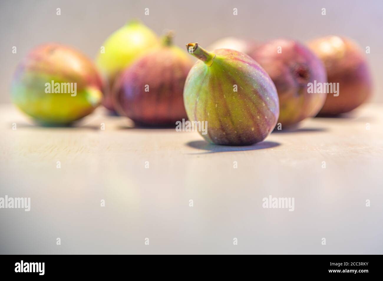 Fichi freschi. Pur essendo nota come frutta, è infatti un'infutescenza, cioè un insieme chiamato siconio, che contiene il vero frutto chiamato achene. Foto Stock