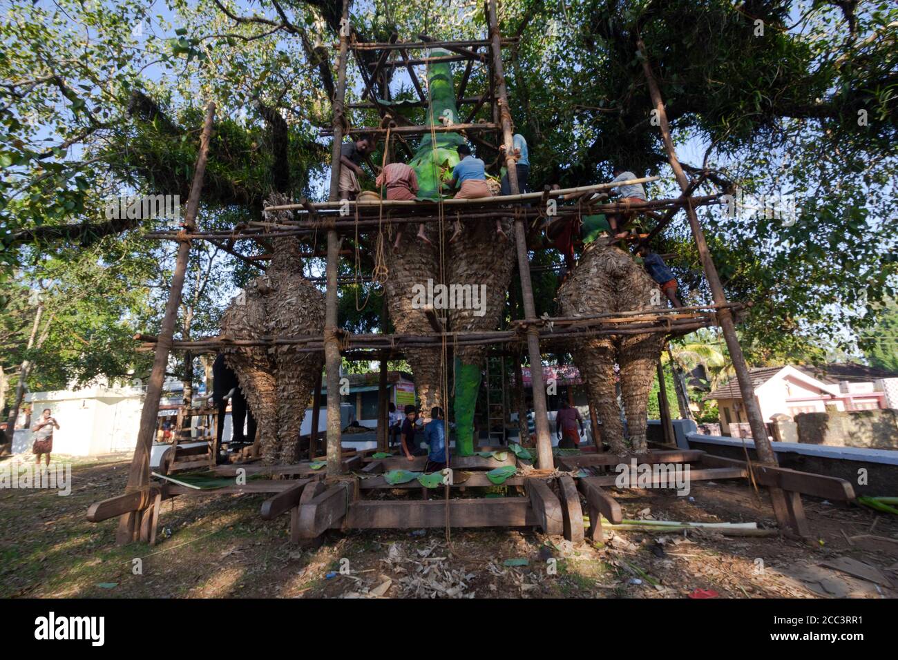 Neelamperoor Padayani al Tempio di Neelamperoor Palli Bhagavathi, Alappuzha. Padayani è una danza tradizionale folk e una forma d'arte rituale. Foto Stock