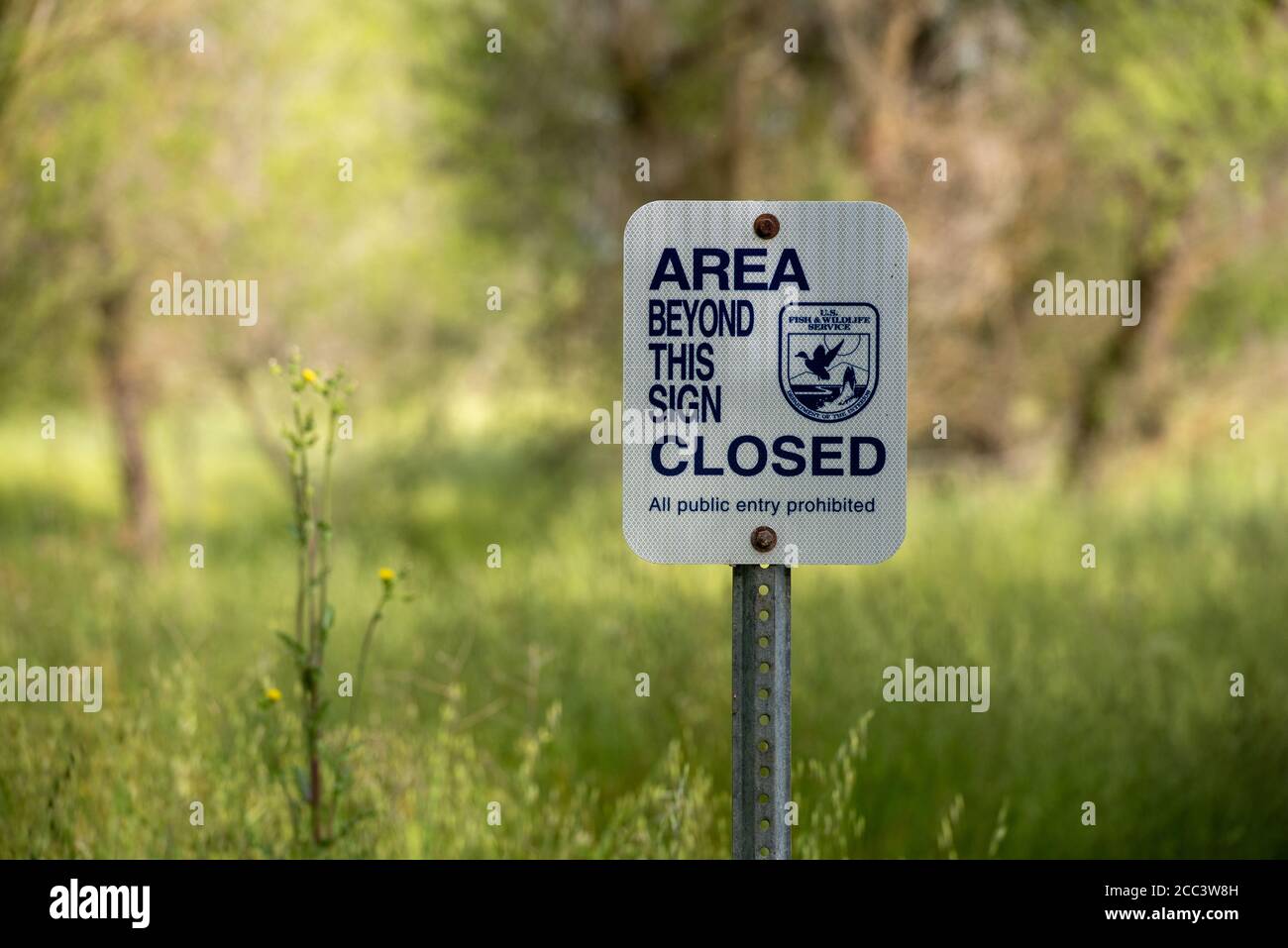 Vicino Willows, California, 27 aprile 2020. Fish and Wildlife segno che dice che l'area dietro il cartello è chiusa al pubblico Foto Stock
