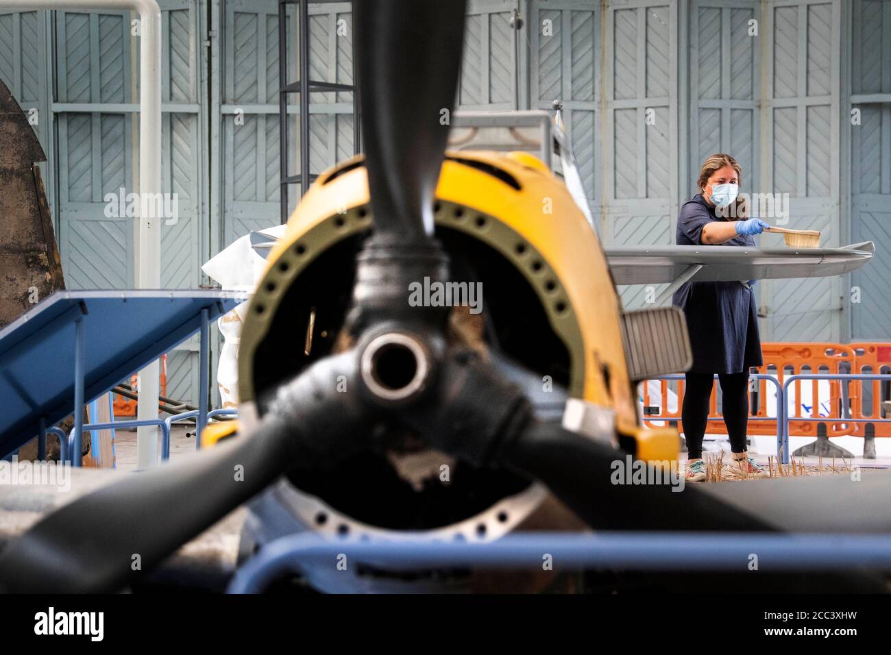 Samantha Archetti, Collections Care Technician, pulisce un Messerschmitt prima della riapertura della sua mostra Battaglia di Gran Bretagna a IWM Duxford, che segna 80 anni da quando il tedesco Luftwaffe ha iniziato i suoi attacchi aerei all'inizio della Battaglia di Gran Bretagna. Foto Stock