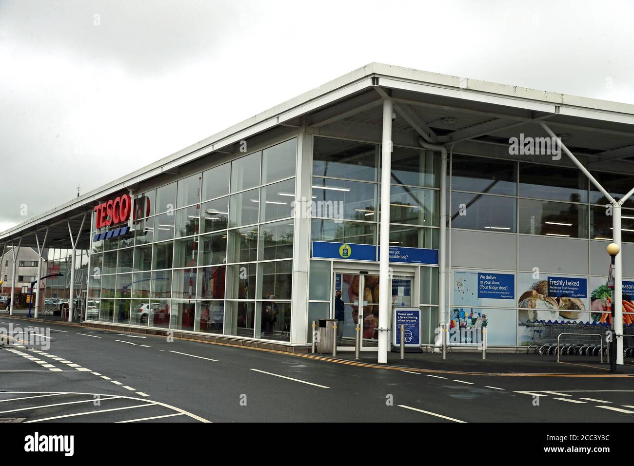 Negozio Tesco a Lockerbie, Scozia, dove la scoperta di un vasetto di alimenti contaminati per bambini ha spinto Tesco a rilasciare un ritiro di prodotti nazionali e rimuovere le scorte rimanenti dai suoi scaffali. Nigel Wright è accusato di cercare di estorcere £1.4 milioni di bitcoin da Tesco. L'agricoltore di Market Rasen, Lincolnshire, nega due conteggi di merci contaminanti e tre conteggi di ricatto per richiedere criptovaluta da Tesco in cambio di rivelare dove il cibo contaminato era stato collocato. Foto Stock