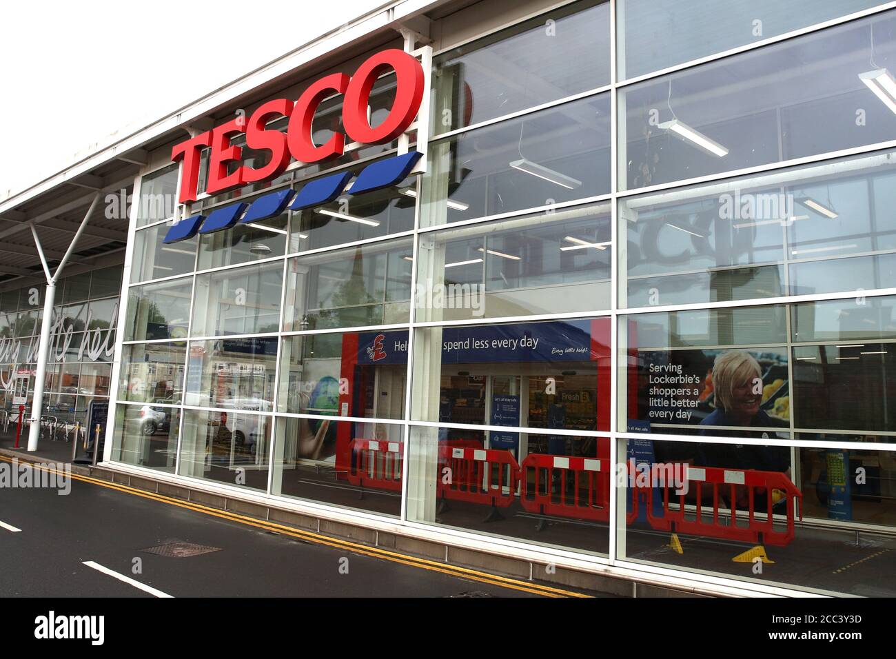 Negozio Tesco a Lockerbie, Scozia, dove la scoperta di un vasetto di alimenti contaminati per bambini ha spinto Tesco a rilasciare un ritiro di prodotti nazionali e rimuovere le scorte rimanenti dai suoi scaffali. Nigel Wright è accusato di cercare di estorcere £1.4 milioni di bitcoin da Tesco. L'agricoltore di Market Rasen, Lincolnshire, nega due conteggi di merci contaminanti e tre conteggi di ricatto per richiedere criptovaluta da Tesco in cambio di rivelare dove il cibo contaminato era stato collocato. Foto Stock