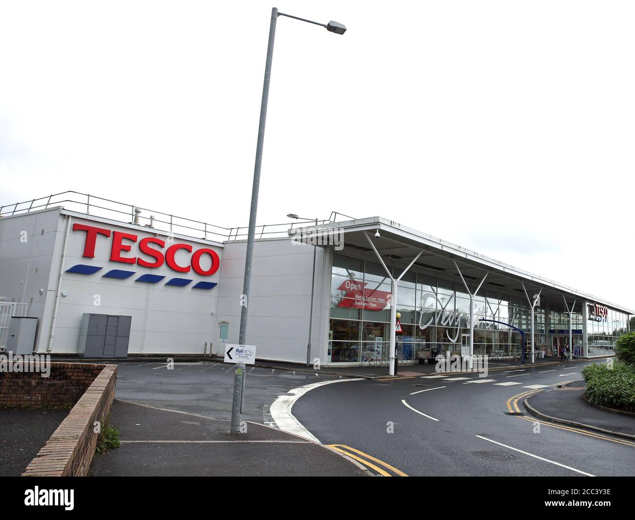 Negozio Tesco a Lockerbie, Scozia, dove la scoperta di un vasetto di alimenti contaminati per bambini ha spinto Tesco a rilasciare un ritiro di prodotti nazionali e rimuovere le scorte rimanenti dai suoi scaffali. Nigel Wright è accusato di cercare di estorcere £1.4 milioni di bitcoin da Tesco. L'agricoltore di Market Rasen, Lincolnshire, nega due conteggi di merci contaminanti e tre conteggi di ricatto per richiedere criptovaluta da Tesco in cambio di rivelare dove il cibo contaminato era stato collocato. Foto Stock