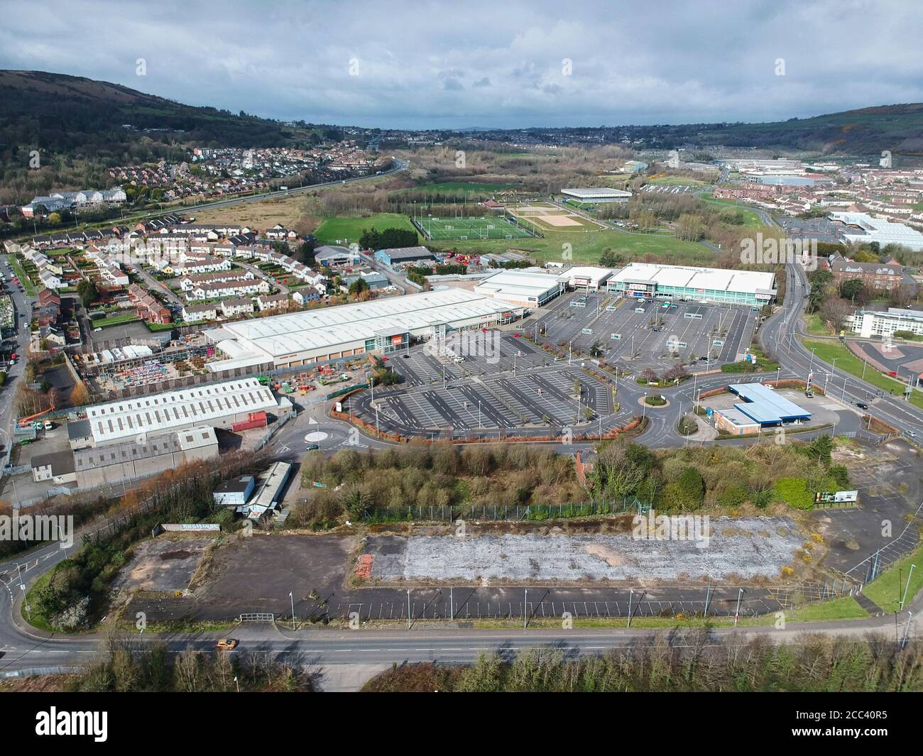 Immagine drone del parcheggio. Abbey Retail Park, Belfast, Belfast, Irlanda. Architetto: N/A, 2019. Foto Stock