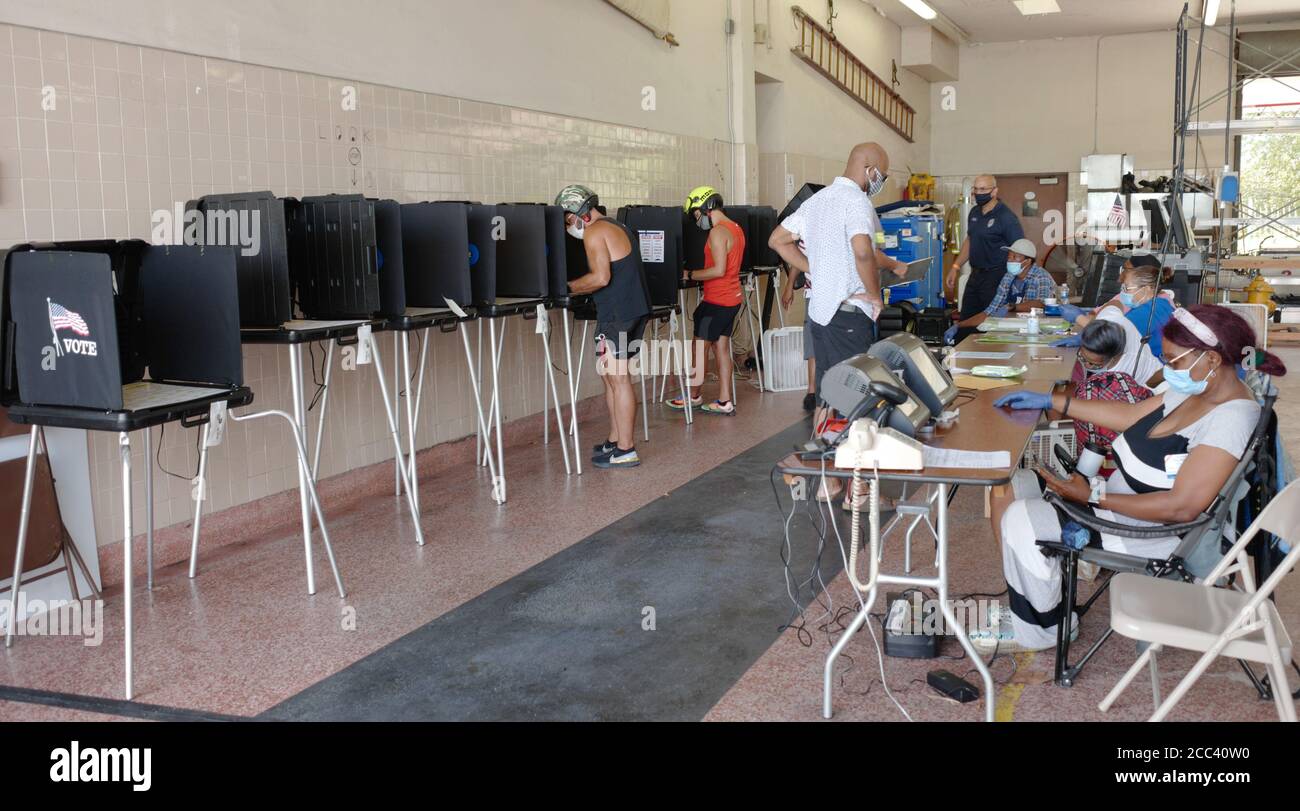 Miami, Stati Uniti. 18 agosto 2020. I residenti di Miami in Florida si accingono al banco di registrazione e hanno fatto il loro voto il giorno delle elezioni primarie per i candidati alla stazione Miami Fire and Rescue 2 di Miami, Florida, martedì 18 agosto 2020. Le linee dei siti di polling sono più brevi e in alcuni casi inesistenti a causa del COVID-19, Coronavirus Pandemic. Foto di Gary i Rothstein/UPI Credit: UPI/Alamy Live News Foto Stock