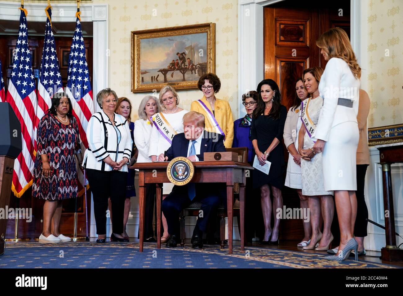 Washington, Stati Uniti. 18 agosto 2020. Il presidente Donald Trump e la prima signora Melania partecipano a un evento che celebra il centesimo anniversario della ratifica del diciannovesimo emendamento nella Sala Blu della Casa Bianca a Washington, DC, il 18 agosto 2020. Quest'anno ricorre il centesimo anniversario del diciannovesimo emendamento negli Stati Uniti, che garantiva alle donne americane il diritto di voto. Foto in piscina di Anna Moneymaker/UPI Credit: UPI/Alamy Live News Foto Stock