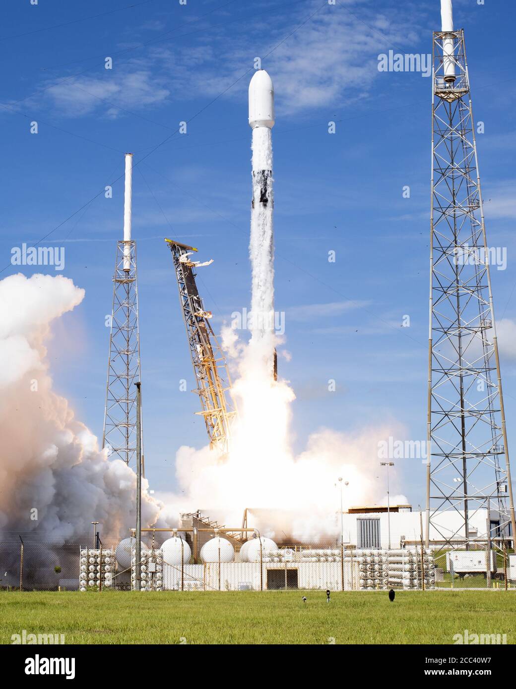 Cape Canaveral Air Force Station, Florida, USA. 18 agosto 2020. SpaceX lancia altri 58 satelliti Starlink sul suo Falcon 9 razzo alle 10:31 dal complesso 40 presso la Cape Canaveral Air Force Station, Florida, martedì 18 agosto 2020. Tre satelliti di imaging SkySat Earth sono inoltre a bordo per attaccare un'orbita da corsa a terra. Questo è il 13 lancio di SpaceX per il 2020, ma la prima volta che un booster specifico verrà riutilizzato per un sesto tentativo di lancio. Foto di Joe Marino/UPI Credit: UPI/Alamy Live News Foto Stock