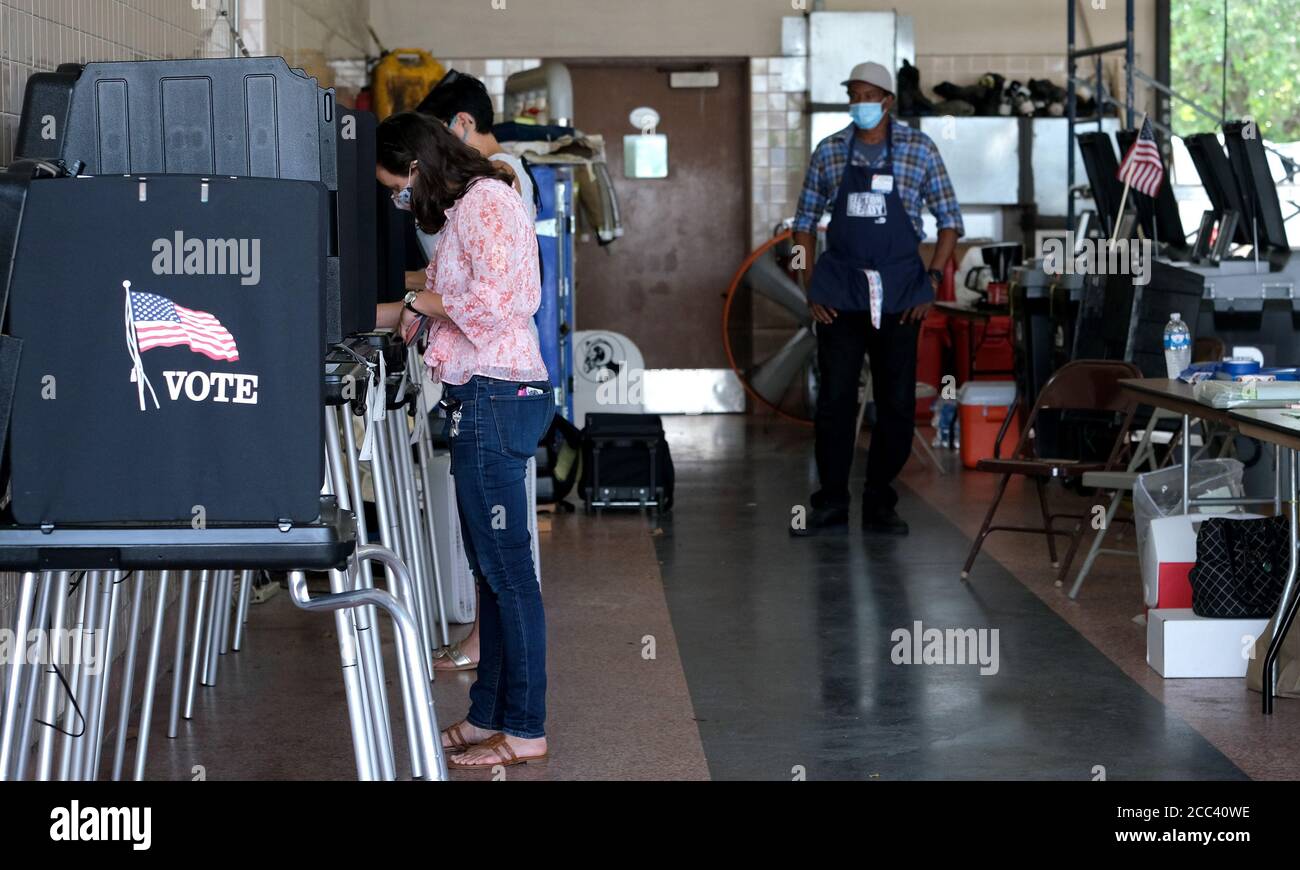 Miami, Stati Uniti. 18 agosto 2020. I residenti di Miami in Florida si accingono al banco di registrazione e hanno fatto il loro voto il giorno delle elezioni primarie per i candidati alla stazione Miami Fire and Rescue 2 di Miami, Florida, martedì 18 agosto 2020. Le linee dei siti di polling sono più brevi e in alcuni casi inesistenti a causa del COVID-19, Coronavirus Pandemic. Foto di Gary i Rothstein/UPI Credit: UPI/Alamy Live News Foto Stock
