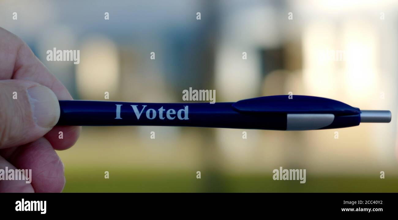 Palm Beach, Stati Uniti. 18 agosto 2020. I residenti di Palm Beach in Florida usano una "penna pulita" per lanciare il loro voto il giorno delle elezioni primarie per i candidati alla stazione 2 di Miami Fire and Rescue a Miami, Florida, martedì 18 agosto 2020. Gli elettori possono dieci grilli dopo che hanno votato. Le linee dei siti di polling sono più brevi e in alcuni casi inesistenti a causa del COVID-19, Coronavirus Pandemic. Foto di Gary i Rothstein/UPI Credit: UPI/Alamy Live News Foto Stock