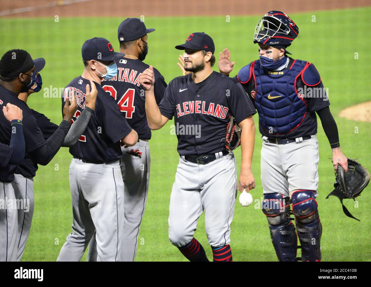 Pittsburgh, Stati Uniti. 18 agosto 2020. Il lanciatore di soccorso Brad Hand (33) degli Indiani di Cleveland celebra la vittoria di 6-3, 10 contro i Pirati di Pittsburgh con il catcher Roberto Perez e il resto della sua squadra al PNC Park martedì 18 agosto 2020 a Pittsburgh. Foto di Archie Carpenter/UPI Credit: UPI/Alamy Live News Foto Stock