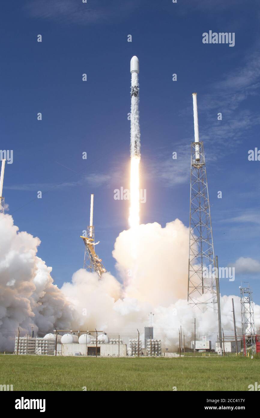 Cape Canaveral Air Force Station, Florida, USA. 18 agosto 2020. SpaceX lancia altri 58 satelliti Starlink sul suo Falcon 9 razzo alle 10:31 dal complesso 40 presso la Cape Canaveral Air Force Station, Florida, martedì 18 agosto 2020. Tre satelliti di imaging SkySat Earth sono inoltre a bordo per attaccare un'orbita da corsa a terra. Questo è il 13 lancio di SpaceX per il 2020, ma la prima volta che un booster specifico verrà riutilizzato per un sesto tentativo di lancio. Foto di Joe Marino/UPI Credit: UPI/Alamy Live News Foto Stock